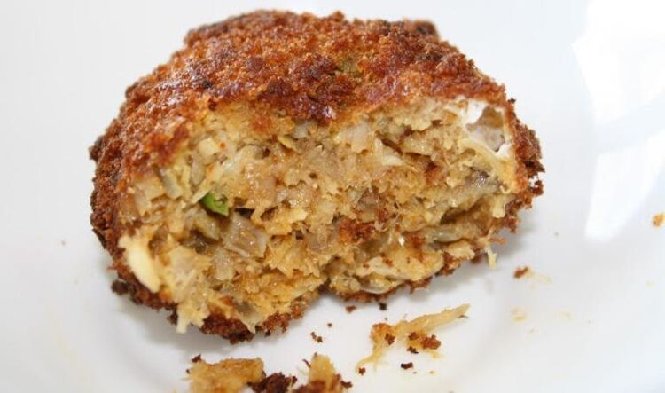 Fish cakes are very easy to prepare and are suitable for a diet with pancreatitis. 